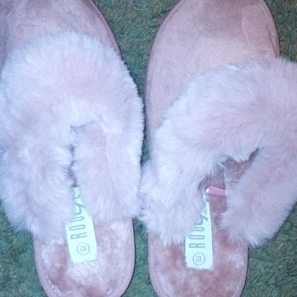 Iam selling my rouge helium slippers - Picture 2 of 8